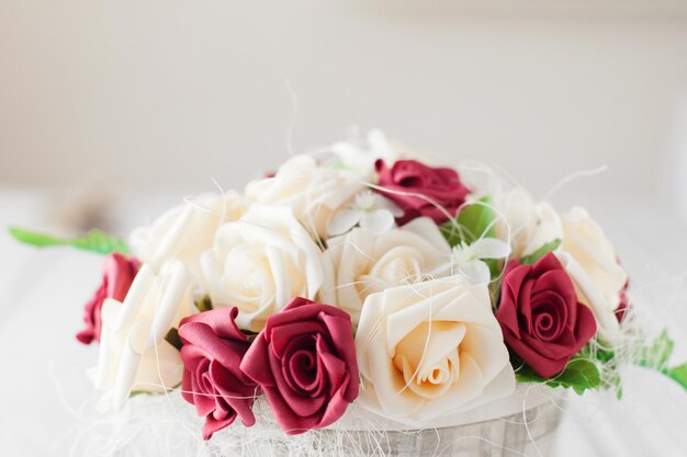 Rote und weiße Rosen Strauß Nahaufnahme Sanfte weiche Blumenkomposition Hochzeit Restaurant Dekoration floristisches Konzept