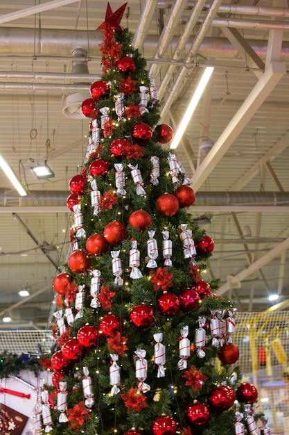 Rote und weiße Spielzeuge am Weihnachtsbaum