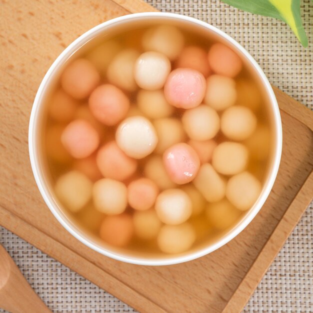 Foto rote und weiße tangyuan mit sirupsuppe