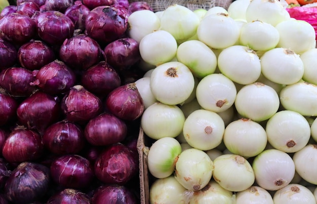 Rote und weiße Zwiebeln zum Verkauf auf dem Gemüsemarkt