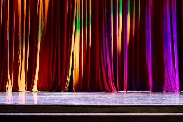 Foto rote vorhänge und der scheinwerfer im theater zwischen shows.