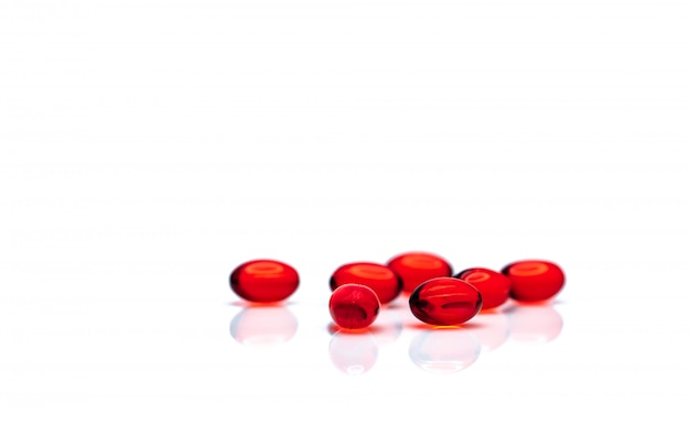 Rote Weichgelkapselpillen isoliert. Stapel roter Weichgelatinekapsel. Konzept für Vitamine und Nahrungsergänzungsmittel. Pharmaindustrie.