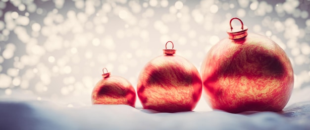 Rote Weihnachtskugeln auf Schnee Glitzerlichter