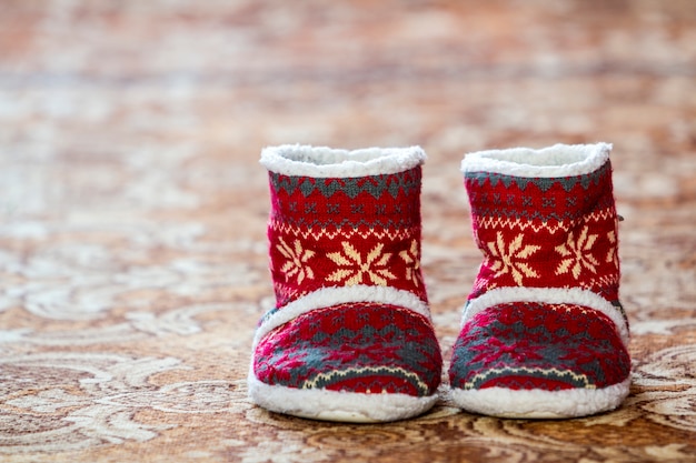 Rote Winterweihnachtsstiefel mit Verzierungsmuster