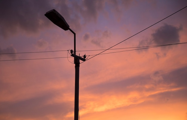 Rote Wolken am Abend bei Sonnenuntergang