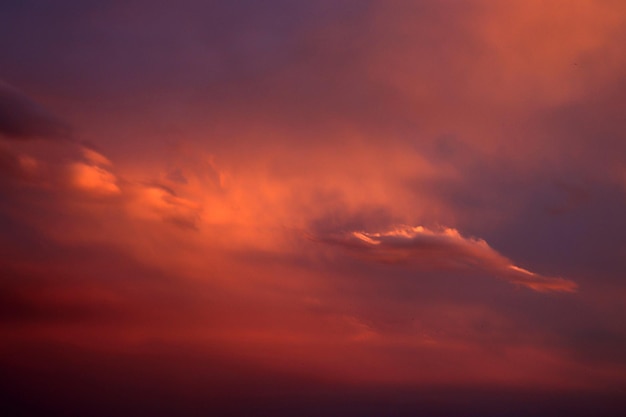 Rote Wolken bei Sonnenuntergang Dramatischer Sonnenunterganghimmel