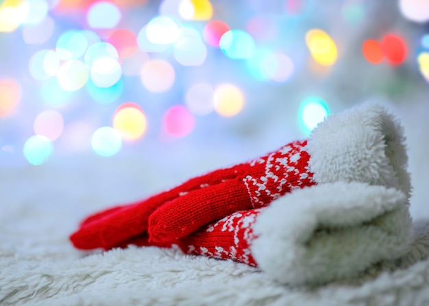 Rote Wollhandschuhe mit Bokeh. Winterstimmung