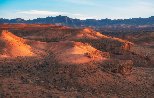 Rote Wüste Boguty-Gebirge in der Region Almaty Kasachstan Im Sonnenuntergang