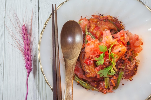 Rote Yentafo-Nudeln, gebratene Meeresfrüchte