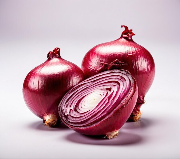 Rote Zwiebel auf einem weißen Hintergrund in einem Studio-Close-Up-Schuss