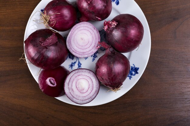 Rote Zwiebel auf einem weißen Teller