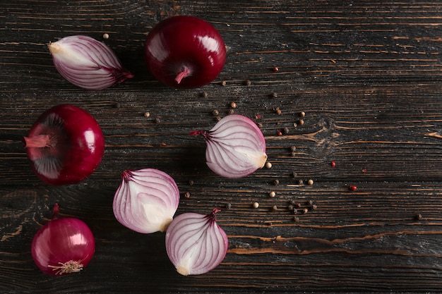 Rote Zwiebel auf hölzernem Hintergrund