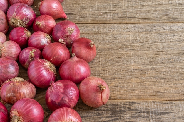 Rote Zwiebel auf schäbigem Holzbrett.