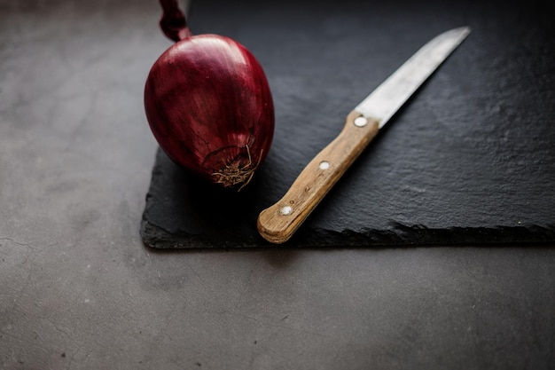 Rote Zwiebel mit altem Messer