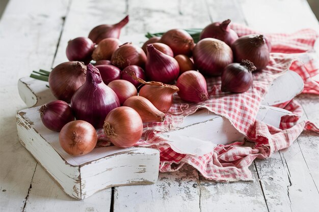 Rote Zwiebeln auf einem alten weißen Holztisch