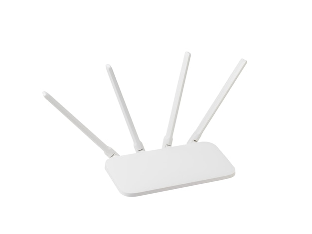 Roteador wi-Fi branco com antenas externas isoladas em uma superfície branca