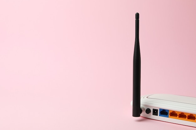 Roteador wi-fi com antenas externas em fundo rosa