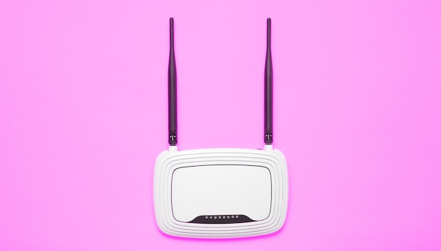 Roteador Wi-Fi na superfície rosa