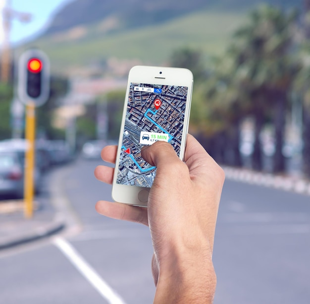 Roteiro de mão e mão com celular na cidade para descoberta de viagens ou direção turística localização de tecnologia e telefone com aplicativo de navegação on-line para rota de viagem em rua ou estrada urbana