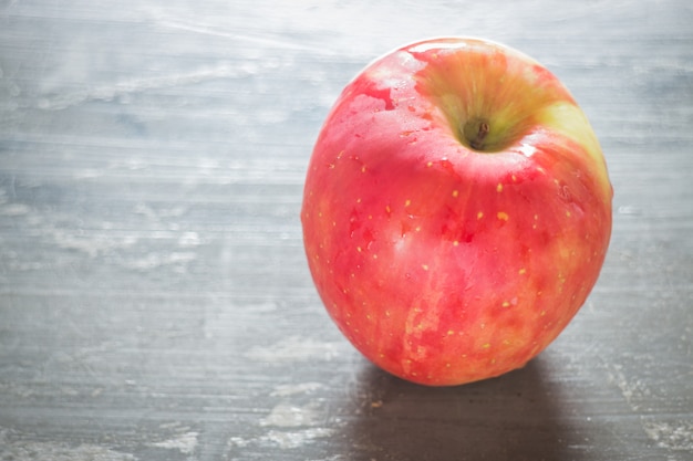 Roter Apfel auf dem Tisch