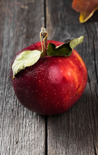 Roter Apfel auf einer dunklen Holzoberfläche