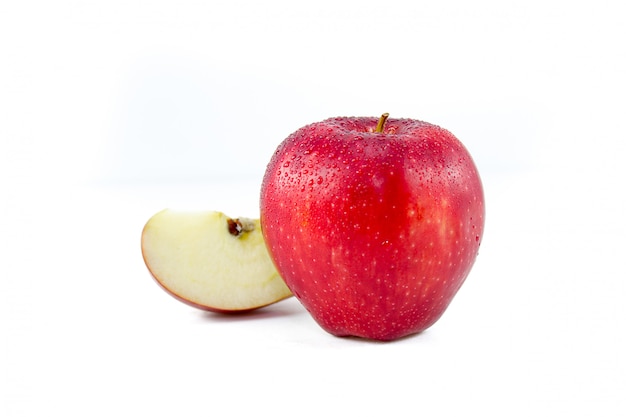 Roter Apfel auf weiß