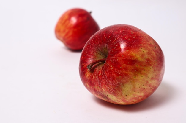 Roter Apfel auf weißem Hintergrund