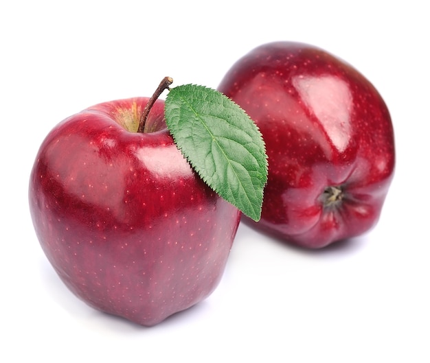 Roter Apfel mit Blatt lokalisiert auf Weiß.
