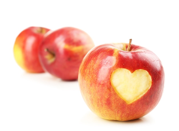 Roter Apfel mit Herz isoliert auf weiß