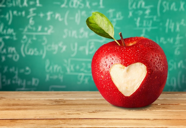 Roter Apfel mit Herzform
