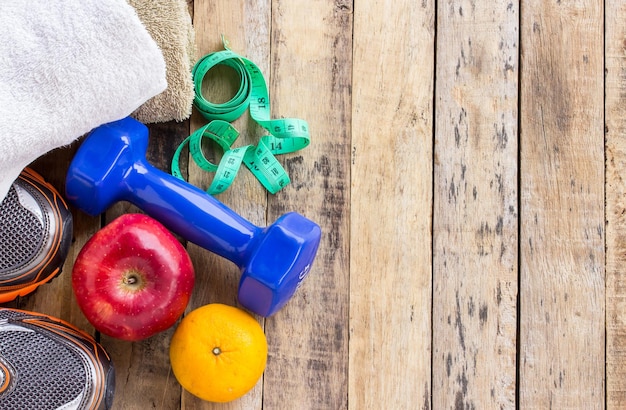 Roter Apfel und blauer Hantelholztischhintergrund Draufsicht mit Kopierraum