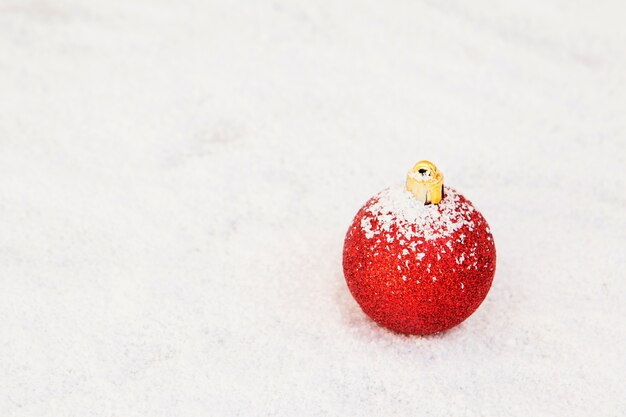 Roter Ball für die Weihnachtsbaumdekoration