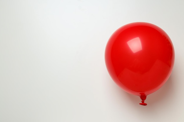 Foto roter ballon auf weißem hintergrund für text