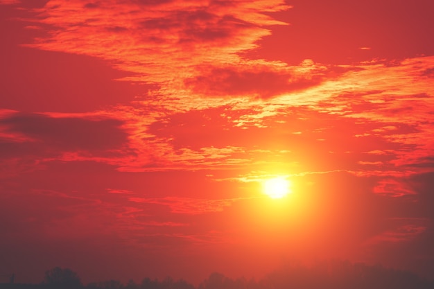 Roter bewölkter Himmel bei strahlendem Sonnenuntergang. Himmel Textur. Abstrakter Naturhintergrund