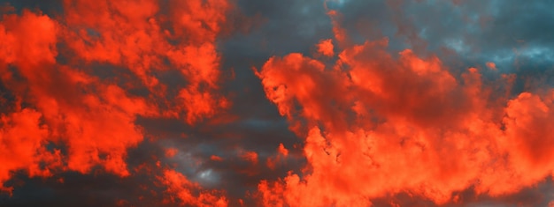 Roter bewölkter Sonnenuntergang am blauen Himmel am Abend Naturbanner