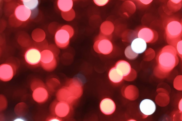 Roter Bokeh-Hintergrund Texturfolie und verschwommenes Konfettilicht aus goldenem Staub Festliche Party Weihnachten und Silvester Hintergrund Foto in hoher Qualität