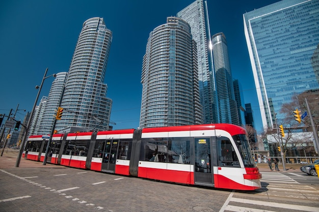 Foto roter bus unterwegs in toronto, kanada