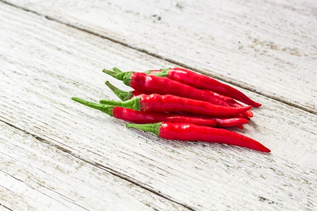 Roter Chili oder Chili Cayennepfeffer auf weißem Holztisch