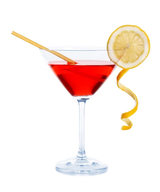 Roter Cocktail im Martini-Glas isoliert auf weiß