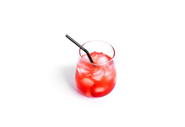 Roter Cocktail isoliert.