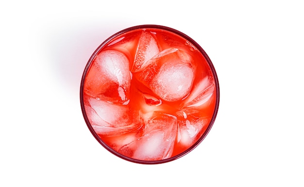 Roter Cocktail isoliert.