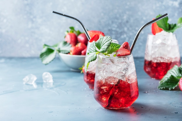 Roter Cocktail mit Eis und frischer Erdbeere