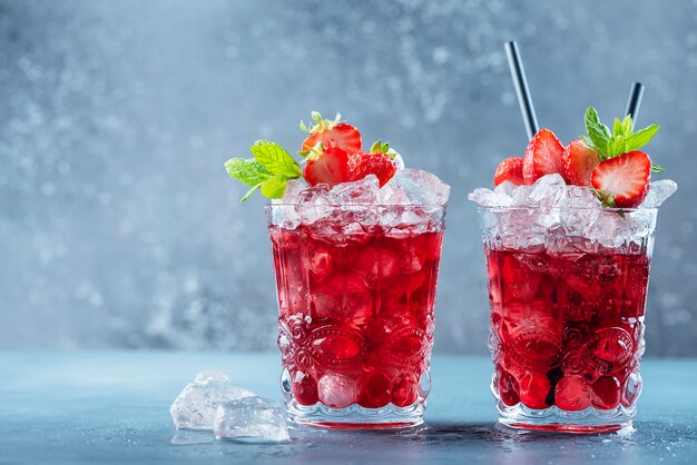 Roter Cocktail mit Eis und Minze