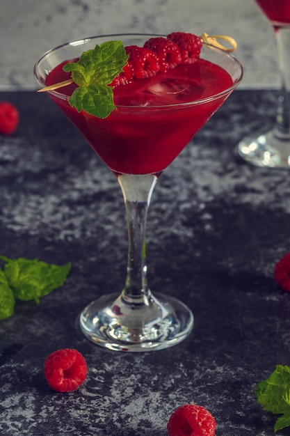 Roter Cocktail mit Himbeeren und Minze