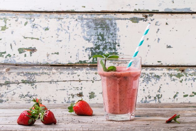 Roter Erdbeer-Smoothie