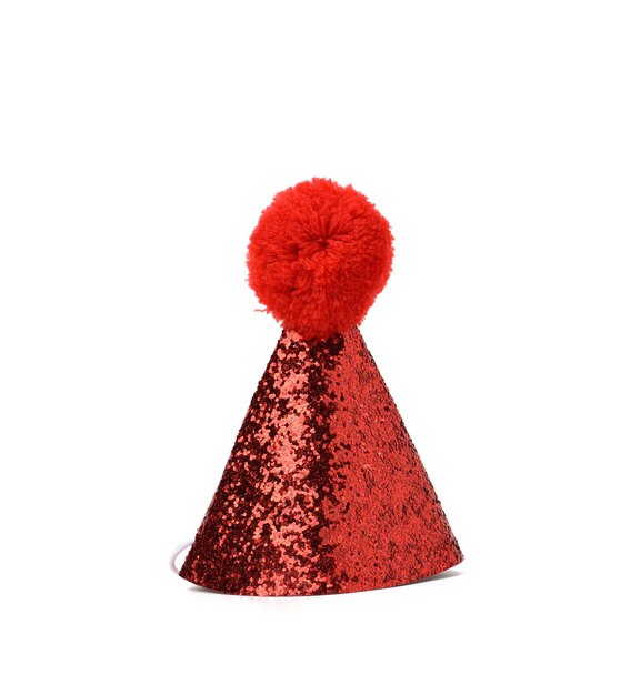Roter festlicher glänzender kegelförmiger Hut mit Pompon lokalisiert auf weißem Hintergrund