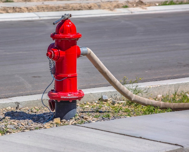 Foto roter feuerlöscher auf der straße