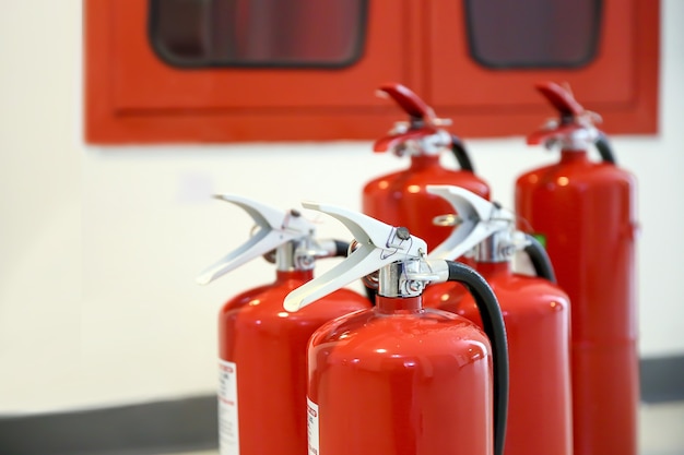 Roter Feuerlöschertank im Feuerleitraum für Sicherheit und Brandschutz