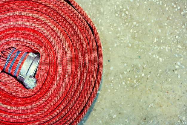 Roter Feuerwehrschlauch in eine Spirale verdreht Draufsicht mit Kopierraum