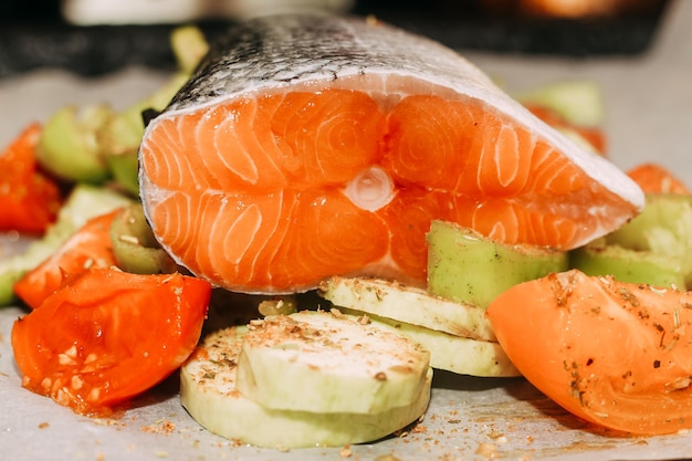 Roter Fischforellenlachs fertig zum Backen mit Gemüse